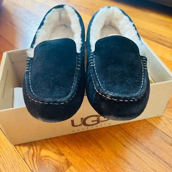 UGG Women’s Black Suede Loafers with Cream Lining. Size 8 - Picture 3 of 6